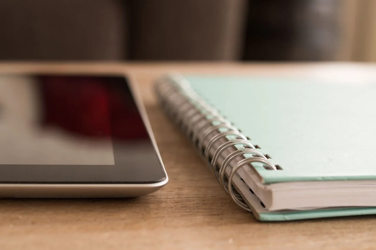 Cuaderno de trabajo sobre una mesa de consulta