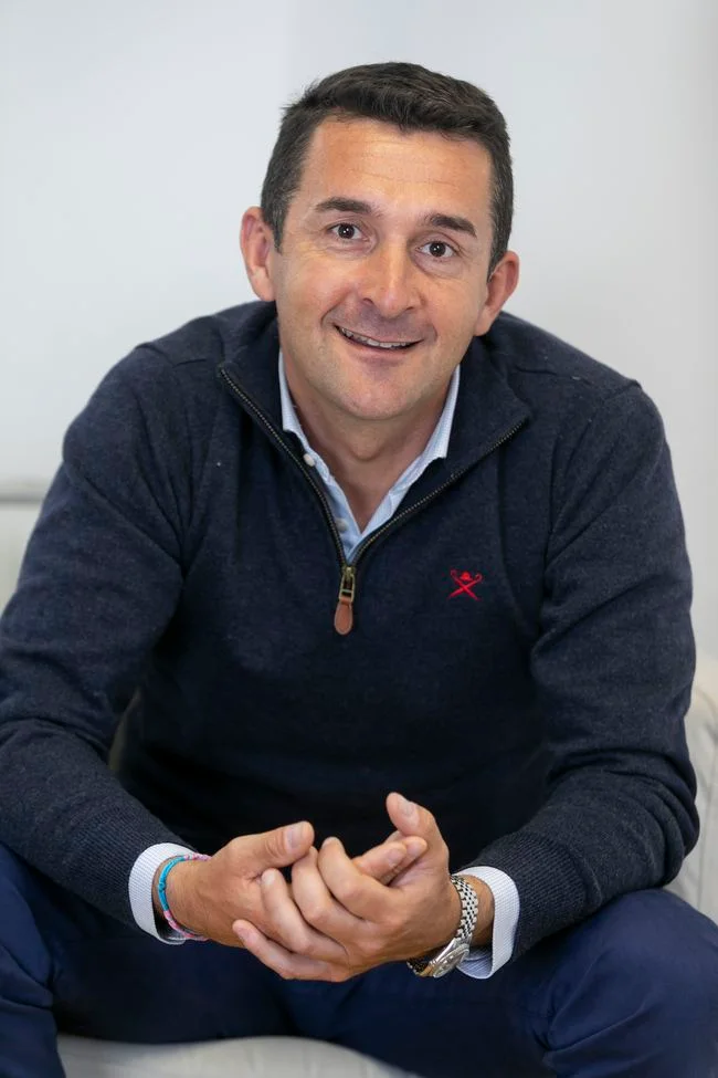 Retrato de Tomás Santa Cecilia, psicólogo y consultor